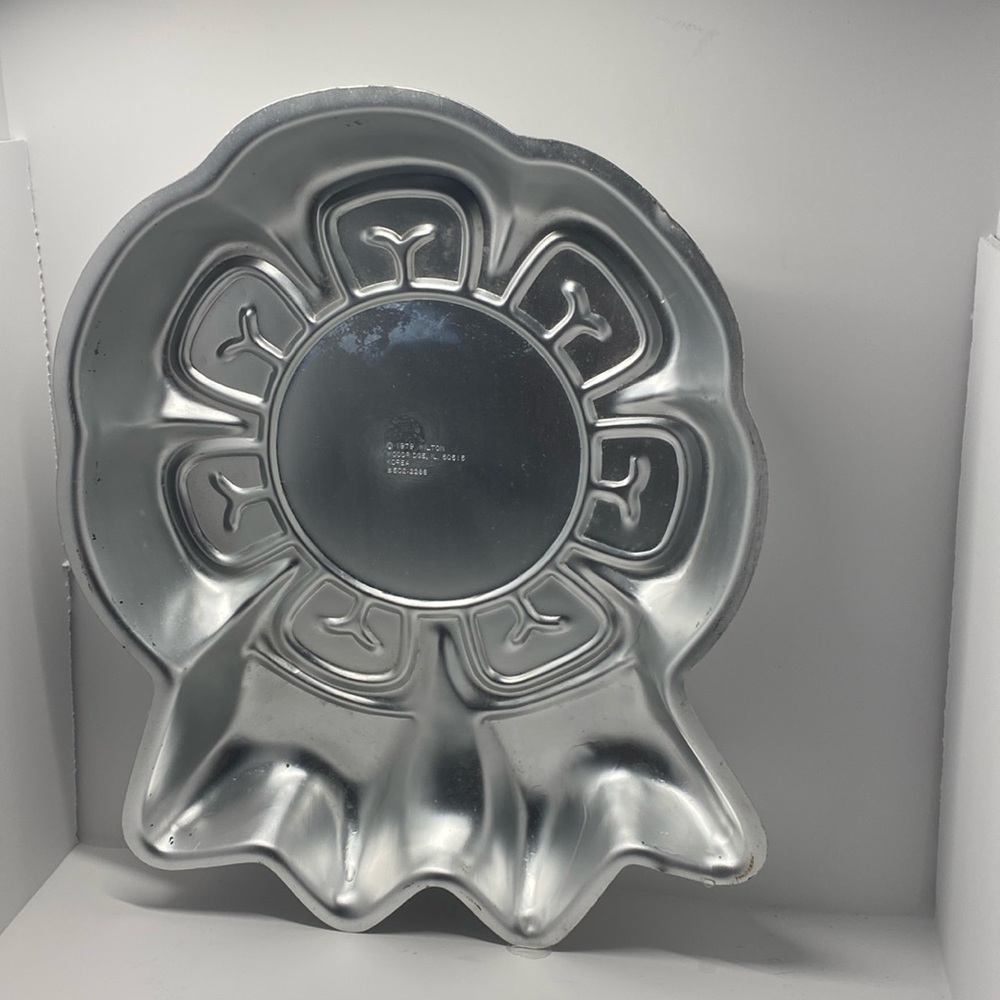 Wilton medal or medallion cake pan. Nothing better than a Wilton.